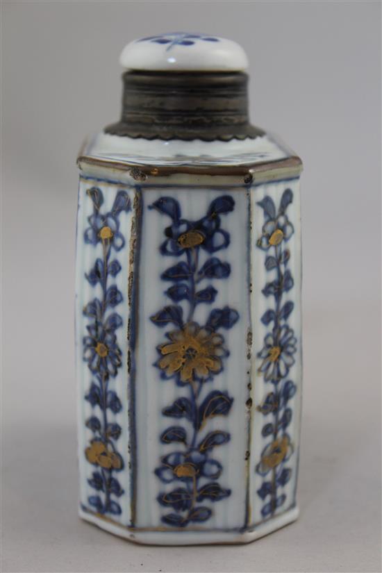 A Chinese export blue and white tea caddy, Kangxi period, 11.3cm